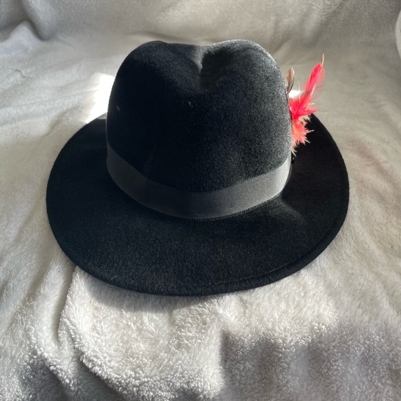 Burberry’s Rabbit feather fedora - Picture 3 of 8